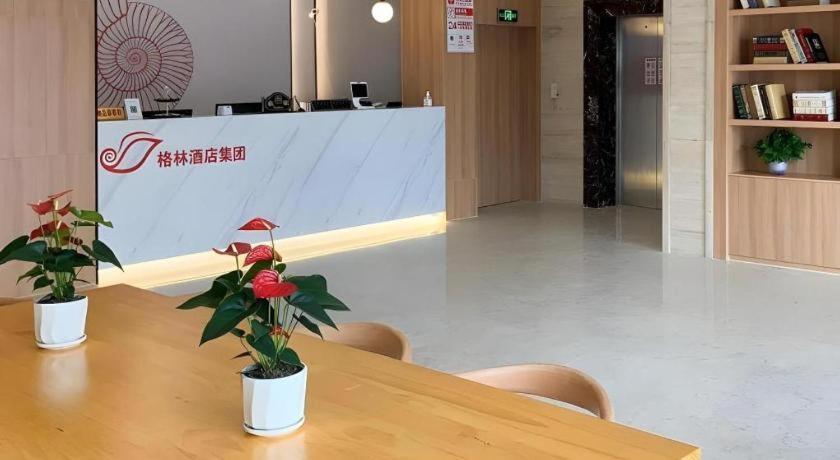 Hotel Shell Shnaghai Beiqiao Metro Station 2*